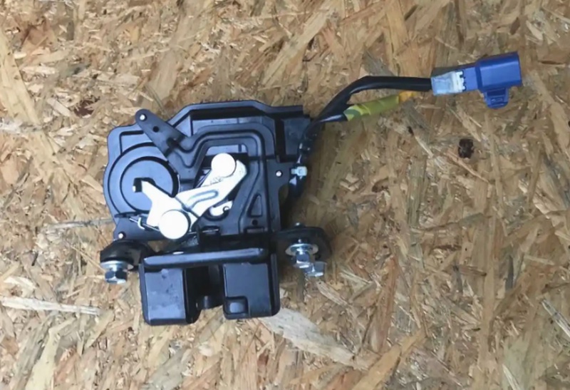 Замок багажника Toyota Vitz SCP90 2006-2010г